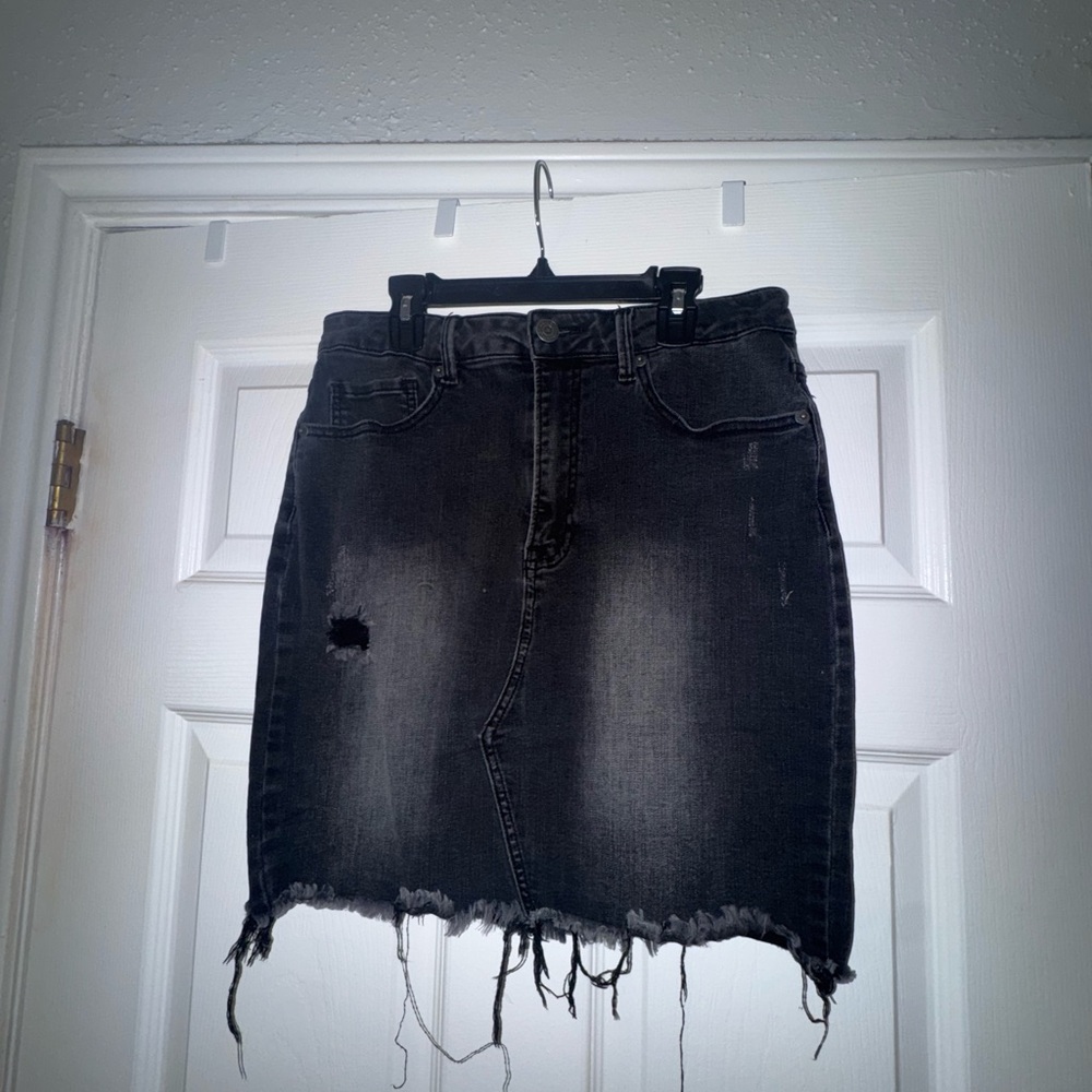 Chic Black Mini Skirt with Frayed Hem